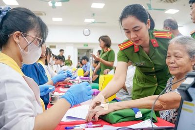 Xúc động hình ảnh công an lấy mẫu ADN thân nhân để tìm liệt sĩ chưa xác định thông tin