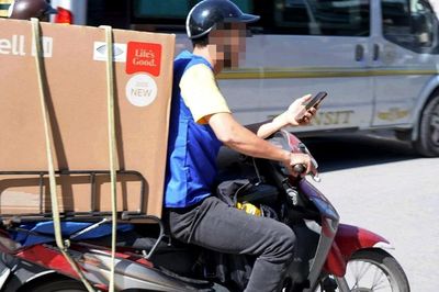 Mải nhìn điện thoại, đánh đổi sự an toàn trên đường