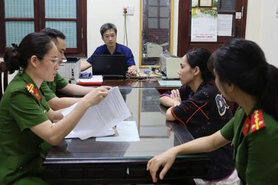 Đột kích 'thủ phủ' sản xuất, phân phối sữa tắm, dầu gội giả quy mô lớn