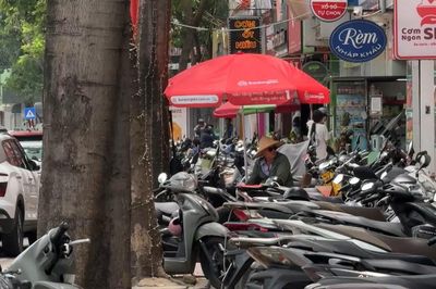 Phố Nguyễn Văn Lộc: Sôi động hay lộn xộn?