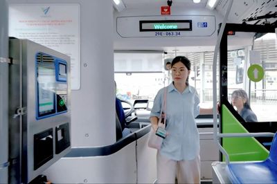Xe buýt Hà Nội: Tiện ích hơn từ công nghệ số