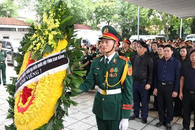 Đoàn đại biểu tỉnh viếng Anh hùng Lực lượng vũ trang nhân dân La Văn Cầu