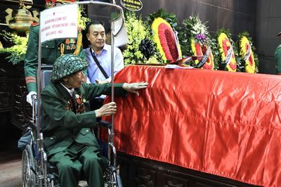 Tiễn biệt Anh hùng La Văn Cầu: Những ký ức không phai về người chiến sĩ 'một tay ôm bộc phá'