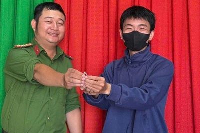 Chiếc nhẫn kim cương biến mất sau buổi mua sắm, camera hé lộ diễn biến bất ngờ
