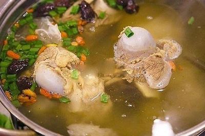 Tại sao bạn không nên cho muối từ đầu khi ninh xương?