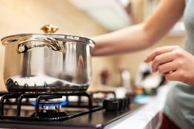 Đừng đặt ngay nồi vừa rửa lên bếp gas: Thói quen tưởng vô hại nhưng có thể làm giảm tuổi thọ nồi