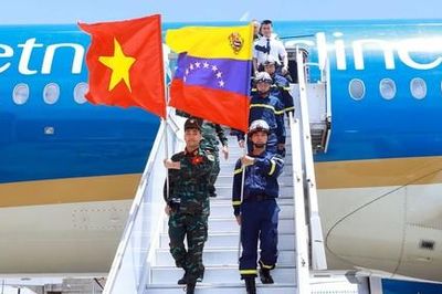 Đoàn cứu hộ của Việt Nam vừa đến Venezuela tham gia ngay tìm kiếm nạn nhân