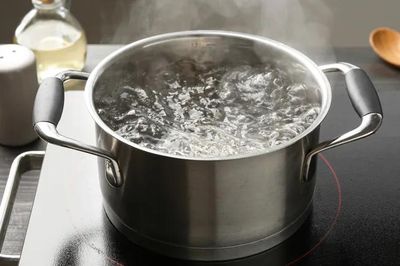 Cách vệ sinh đồ nhà bếp bằng nước nóng