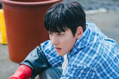 Thời thơ ấu của Ji Chang Wook: Cha mất sớm, làm bốc vác, phụ mẹ bán hàng
