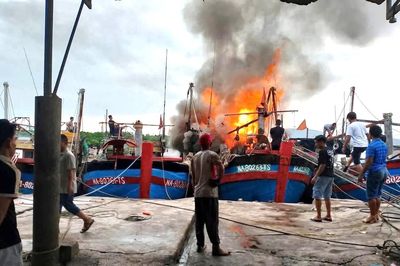 Lửa bùng dữ dội, thiêu cháy 3 tàu cá ở Nghệ An