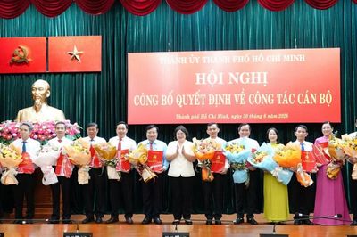 TP.HCM điều động 12 cán bộ lãnh đạo sở, ngành về làm Chủ tịch, Bí thư phường xã