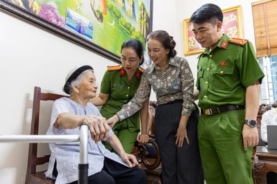 Đến tận nhà lấy mẫu ADN, Công an Hà Nội thắp hy vọng cho mẹ liệt sĩ 100 tuổi