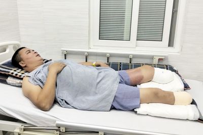 Lặng người nhìn khoảng trống dưới đầu gối, người cha dằn vặt vì làm khổ vợ con