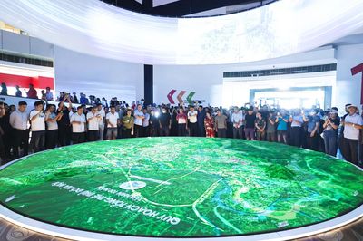 Người dân đứng kín sa bàn khổng lồ, khám phá Hà Nội trong quy hoạch 100 năm