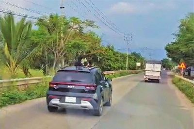 Để 3 trẻ nhỏ thò đầu ra cửa sổ ô tô, người phụ nữ ở Đắk Lắk bị phạt