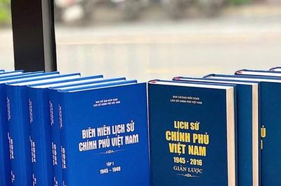 Hệ thống hóa tiến trình phát triển của Chính phủ Việt Nam qua hai bộ sử liệu đồ sộ