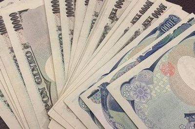 Đồng yên rơi xuống mức thấp nhất gần 39 năm so với USD