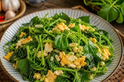 Không ngờ loại rau rẻ bèo này xào với trứng lại ngon đến thế, nồi cơm 5 bát vẫn thấy thiếu