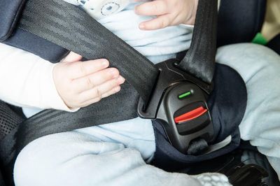 Từ 15/8, quên điều này cha mẹ có thể bị phạt nếu để trẻ em ngồi vị trí cấm trên ô tô