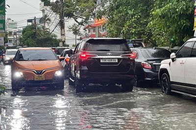 Hải Phòng: Mưa lớn xuyên đêm gây ngập sâu nhiều tuyến phố