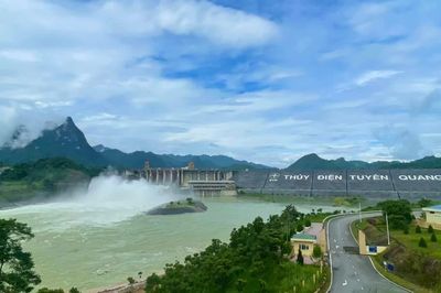 Mở cửa xả lũ thủy điện Tuyên Quang