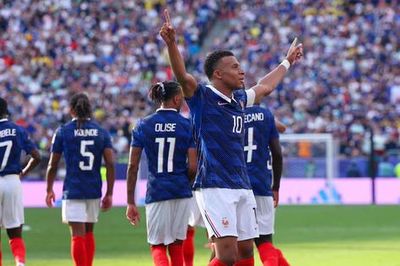 Đánh bại Thụy Điển, Mbappe đưa Pháp vào vòng trong