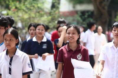 Hai trường THPT công lập ở Hà Nội hạ điểm chuẩn, tuyển bổ sung lớp 10