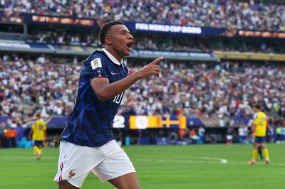 Mbappe san bằng thành tích với Messi