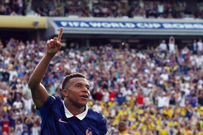 Mbappe phi thường, nhưng tuyển Pháp còn hơn thế