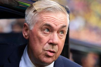 Cận cảnh đôi mắt 'thấu hồng trần' của HLV Ancelotti