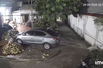 Clip tiếng sét xé trời, người dân giật mình lao ra ngoài
