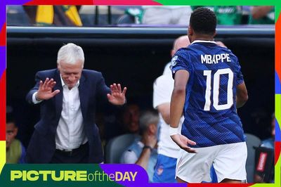 Khoảnh khắc World Cup: Deschamps nghiêng mình trước Mbappe