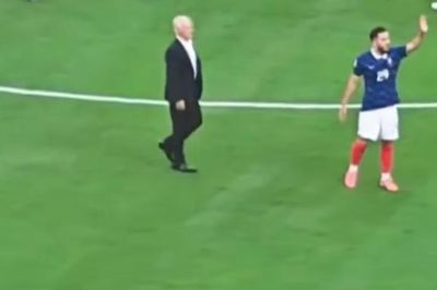 Cherki gạt tay Deschamps giữa màn ăn mừng