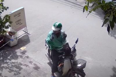 Shipper vui mừng vì được khách boa thêm 7.000 đồng giữa trưa nắng