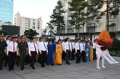 Đoàn đại biểu Thành phố Hồ Chí Minh dâng hoa tưởng nhớ Chủ tịch Hồ Chí Minh