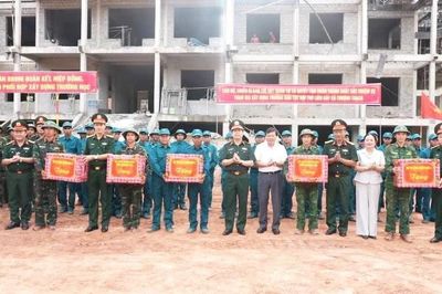 Quảng Trị: Lực lượng vũ trang góp sức đẩy nhanh tiến độ xây trường nội trú liên cấp