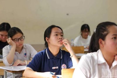 Ngữ văn không có điểm 10, điểm trung bình của thí sinh giảm nhẹ