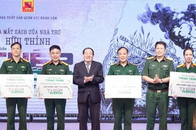 Ra mắt tiểu thuyết 'Thép dưới cỏ' của nhà thơ Hữu Thỉnh