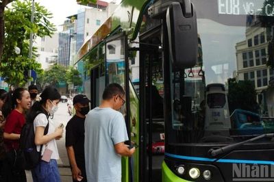 Hà Nội miễn phí xe buýt trong vành đai 1: Người dân hồ hởi trong ngày đầu triển khai