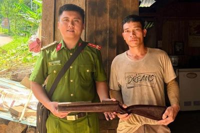 Người dân giao nộp súng kíp