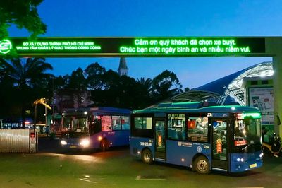 Người dân trải nghiệm xe buýt miễn phí