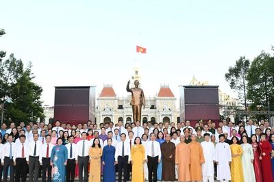 Đoàn lãnh đạo TPHCM dâng hoa tưởng nhớ Chủ tịch Hồ Chí Minh