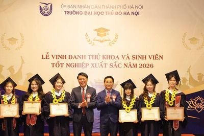 Trường ĐH Thủ đô Hà Nội vinh danh sinh viên tốt nghiệp thủ khoa và xuất sắc