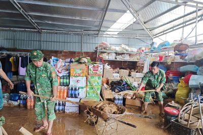 Đồn Biên phòng Xuân Trường chung tay khắc phục hậu quả mưa lũ