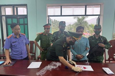 Bắt giữ đối tượng tàng trữ trái phép ma túy tổng hợp
