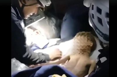 Bé trai 3 tuổi sống sót sau 6 ngày mắc kẹt dưới đống đổ nát ở Venezuela
