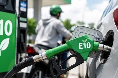 Giá xăng E10 tăng gần 1.300 đồng/lít