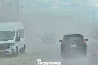Quốc lộ 28B ở Lâm Đồng vẫn ngổn ngang, cư dân ven đường khổ vì bụi