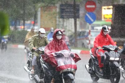 Vùng áp thấp vào Biển Đông, miền Bắc tiếp tục mưa lớn