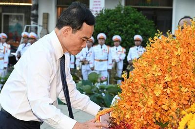 Đoàn lãnh đạo TPHCM dâng hoa tưởng nhớ Chủ tịch Hồ Chí Minh